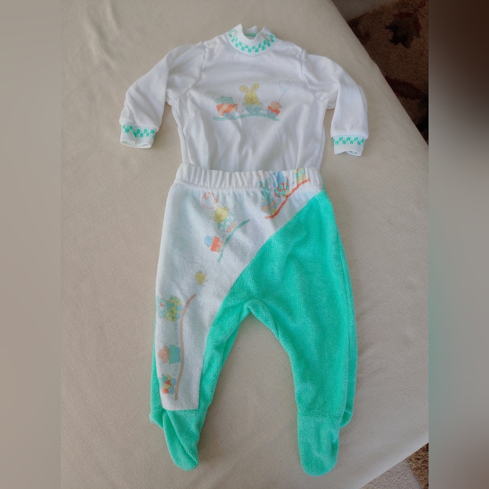 Carter's 0-3 Month bodysuit/leggings White Green Animals